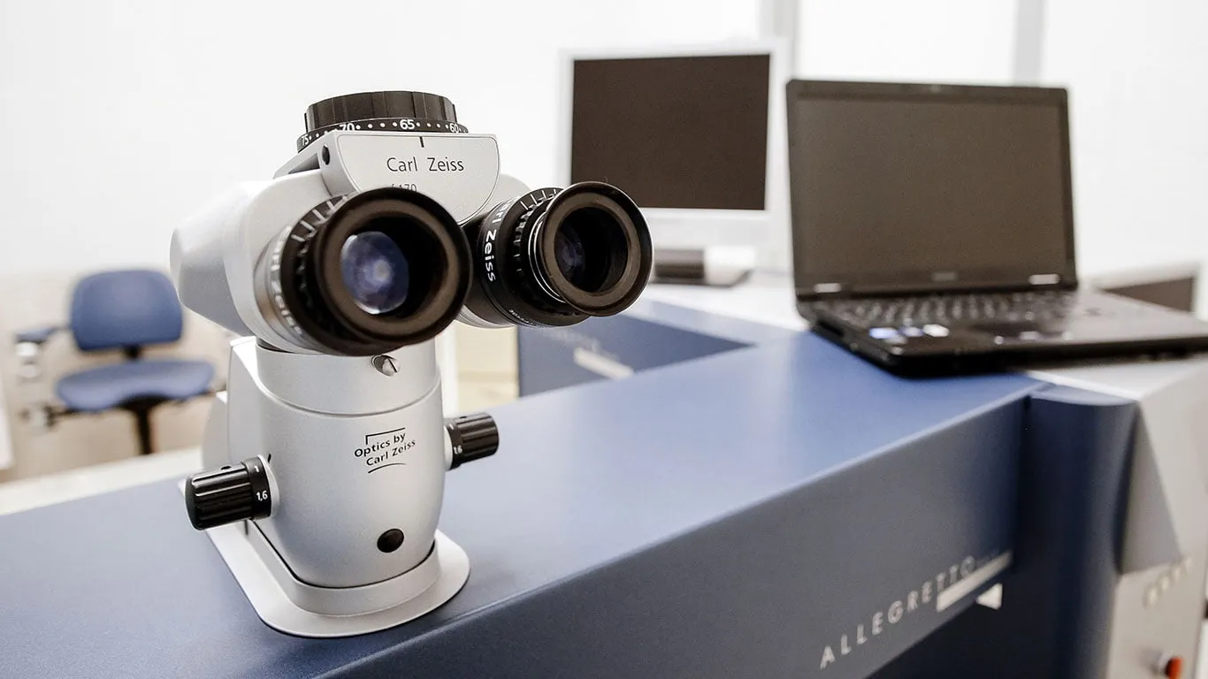 Операционный микроскоп Carl Zeiss в клинике